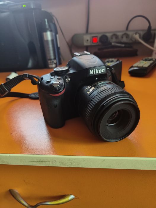 NIKON  D5100 със зарядно и две батерии