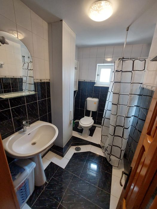 Închiriez apartament 3 camere