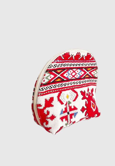 Ръчно бродиран несесер с български шевици