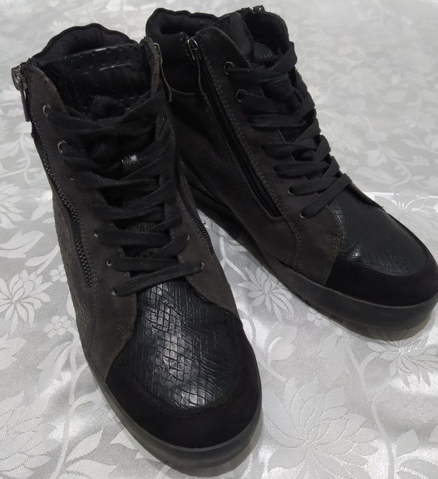 Ботинки на танкетке.