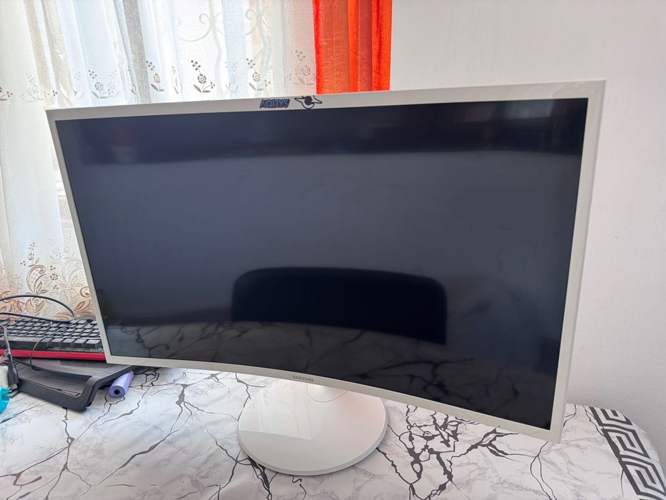 Monitor curbat Samsung