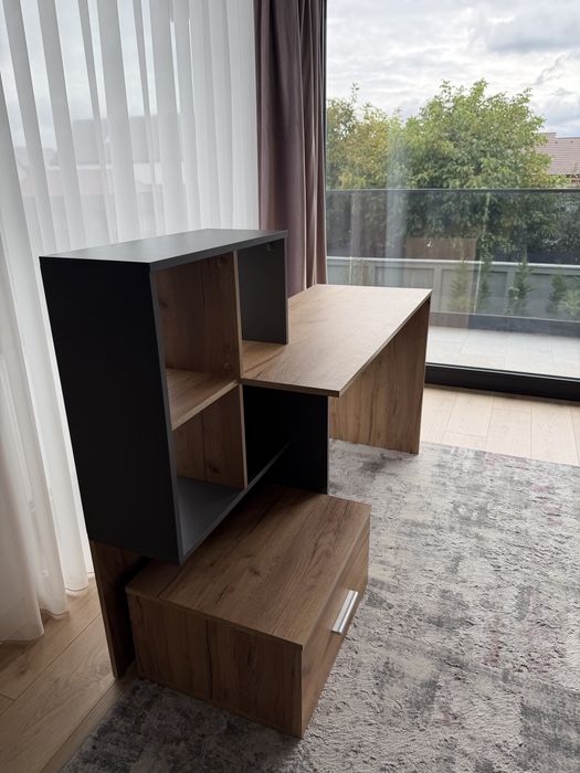 Birou modern cu rafturi