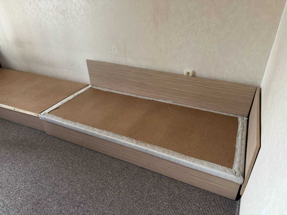 Две единични легла и голяма ракла