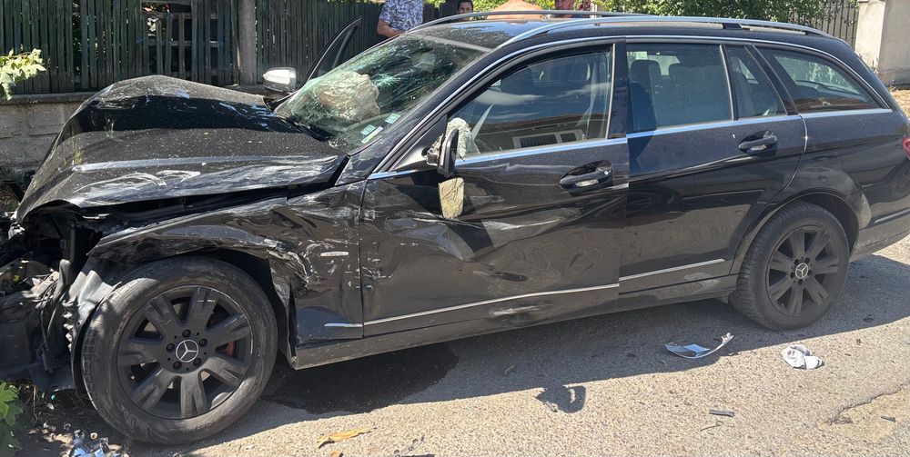 Продава се Мерцедес С200 бензин 184кс компресор на части или цял.