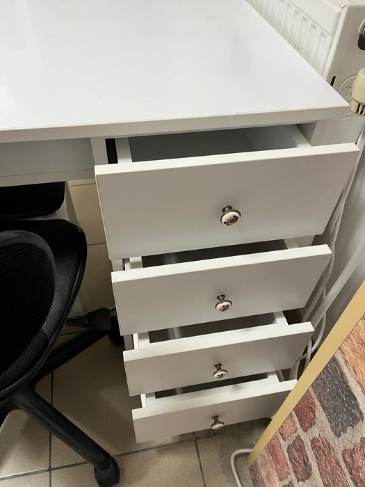 Vând masa de manichiura