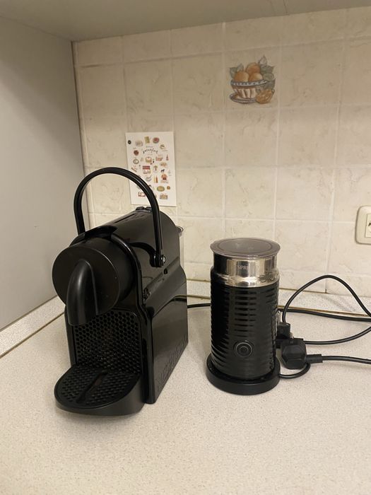 Кофемашина Nespresso и вспениватель молока (в комплекте)