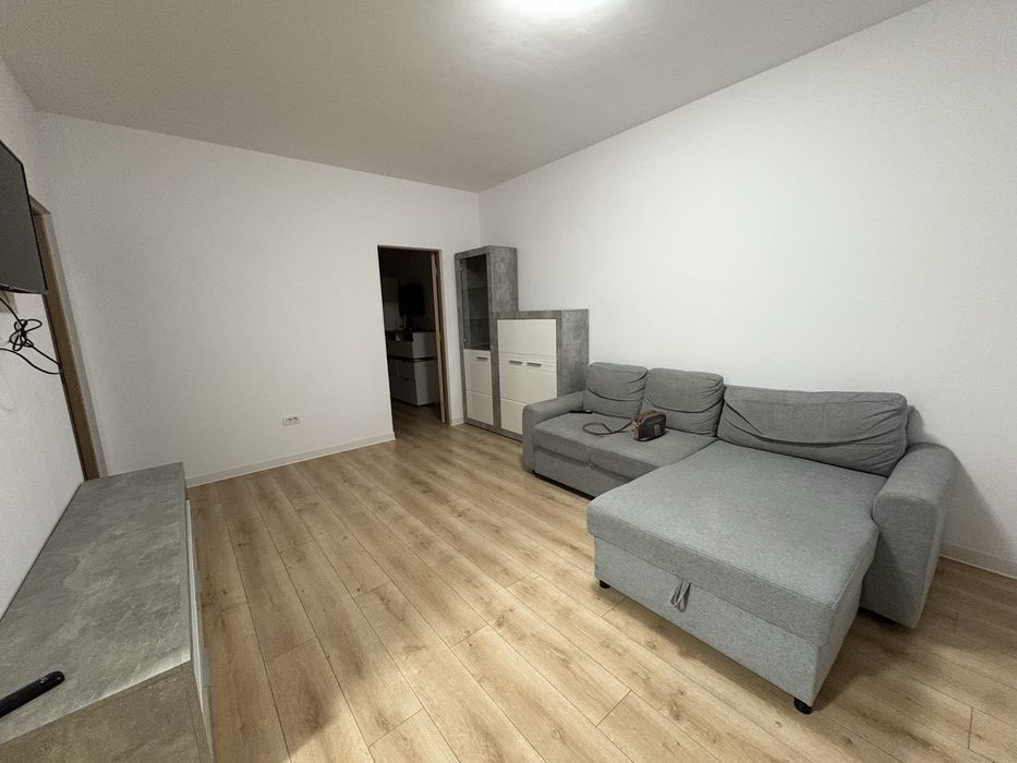 Închiriez apartament cu o cameră + living