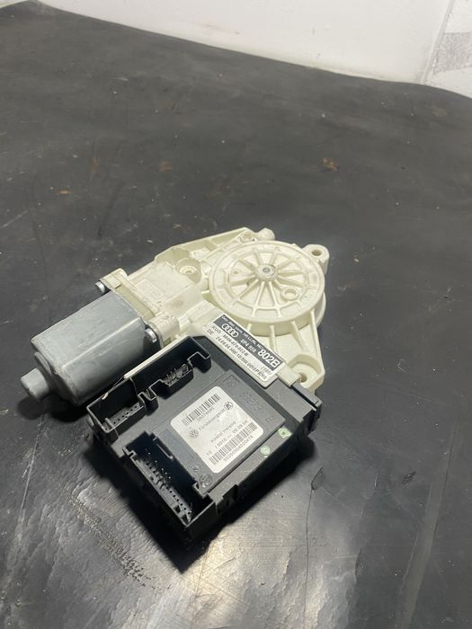 Motoras macara geam dreapta spate Audi A3 8P  8p4959802B 2003-2010