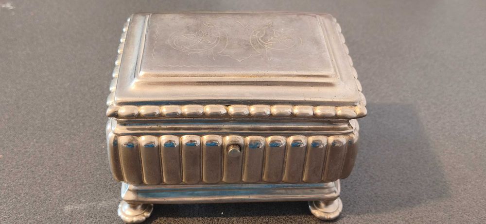 Cutie de bijuterii din alama argintată