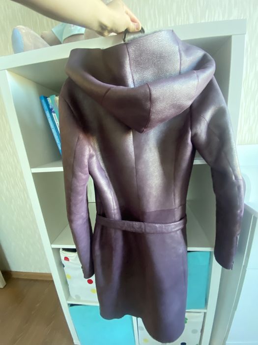 Красивая дубленка сиреневого цвета