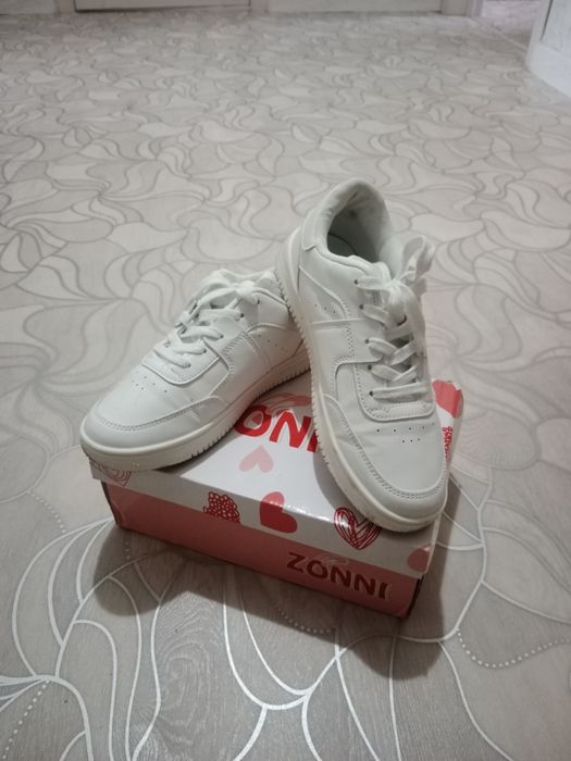 Кроссовки белые 37 размер почти новые