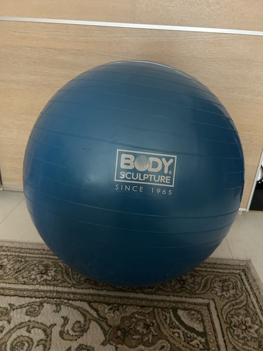 Продавам топка за гимнастика или сядане и ръчна помпа