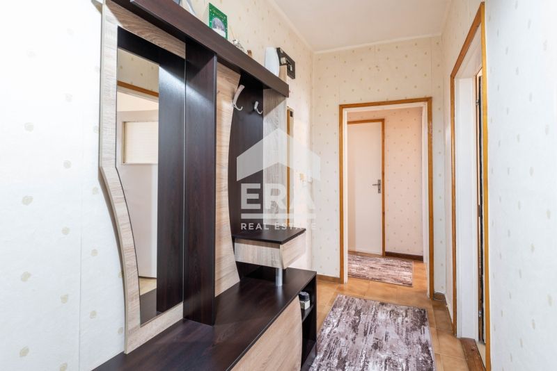 Тристаен, ексклузивен, частично обзаведен апартамент за продажба, в но
