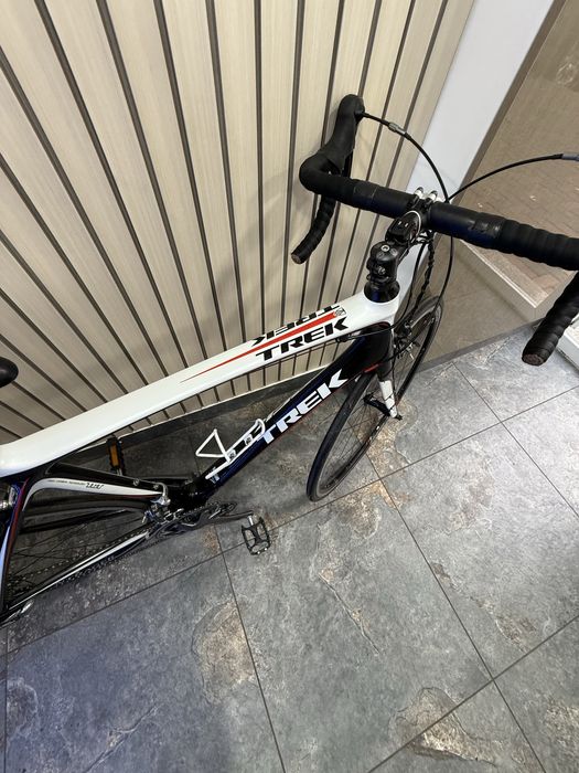 Fane Amanet: Bicicletă de șosea Trek Madone 4.7 din carbon