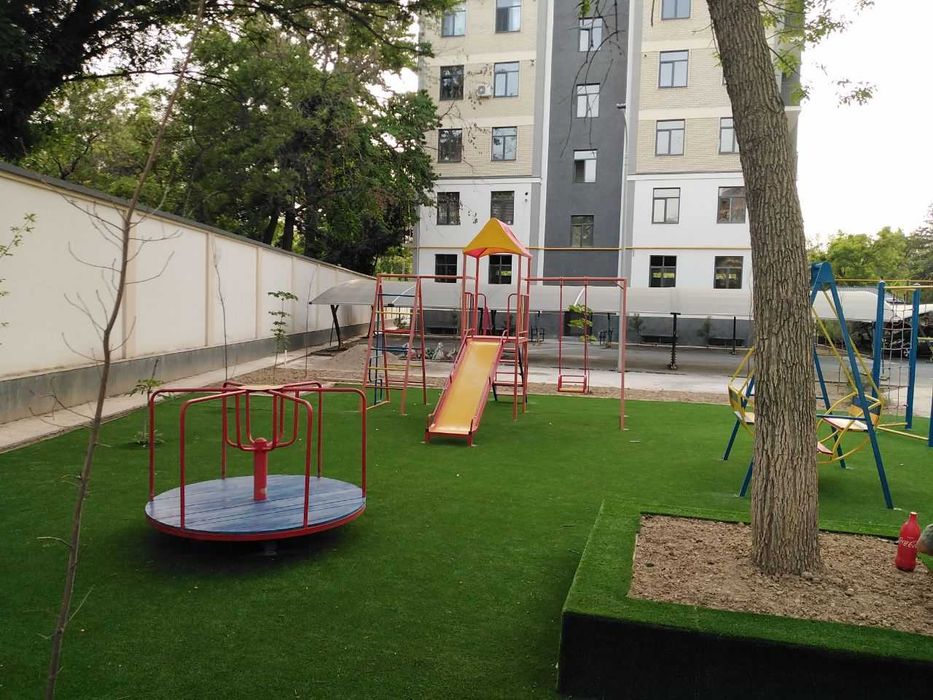 Спортивный и детские площадки