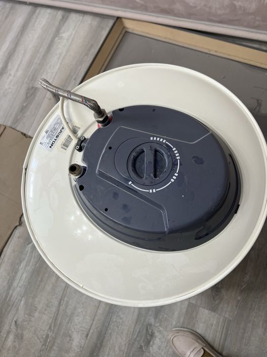 Продам водонагреватель  Ariston
