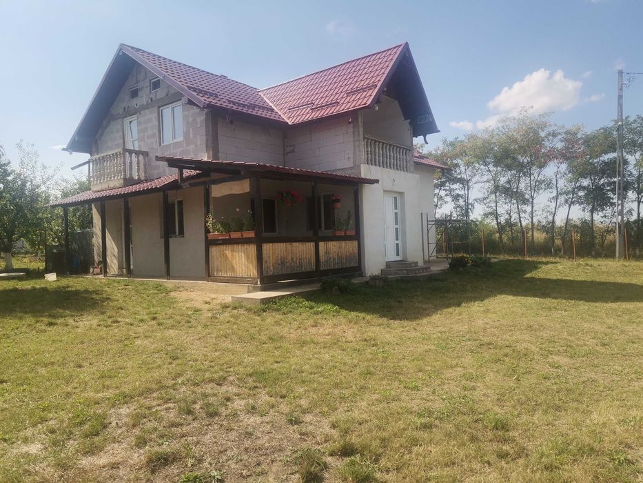 Casa de vânzare cu teren .