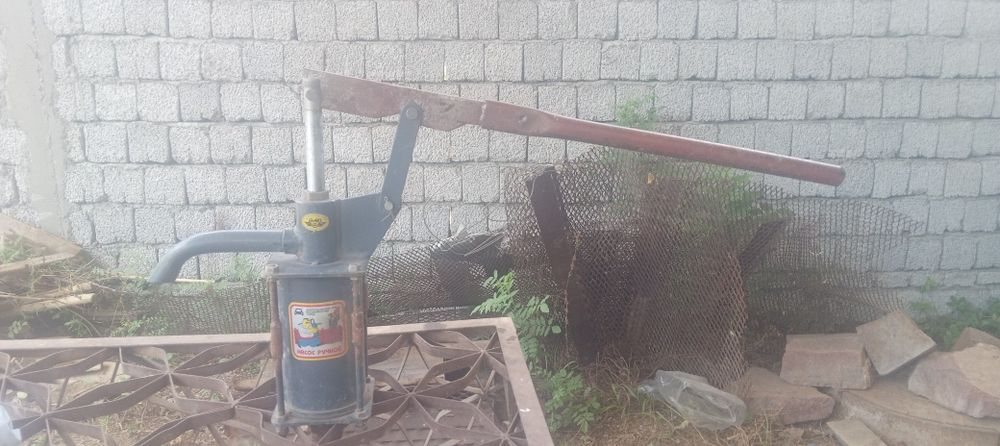 Продаётся ручной насос украинского производства в отличном состоянии