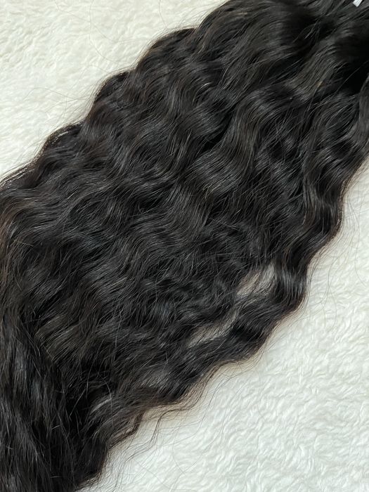 Детствена черна чуплива коса на щипки