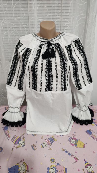 Ie tradițională,noua, cu motive florale țesute, zona Făgăraș