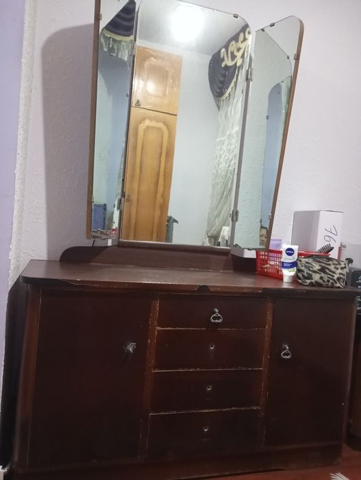 Диван. Тремо. Тумбочка . Эман  дарахтидан ясалган.