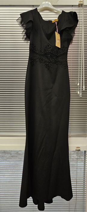 Дълга черна рокля