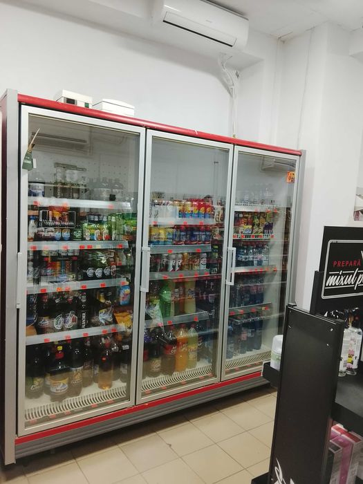 Vând vitrina frigorifica 3 uși