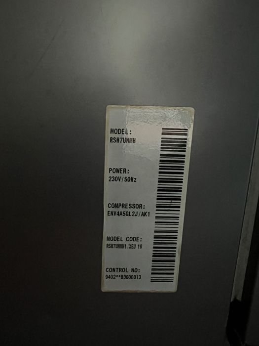 Хладилник Samsung с ледогенератор, диспенсър за вода, No frost