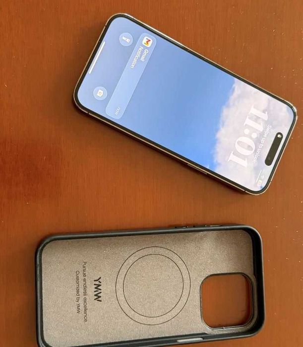 iPhone 14 Pro Max, 100% батерия и няколко калъфа с него