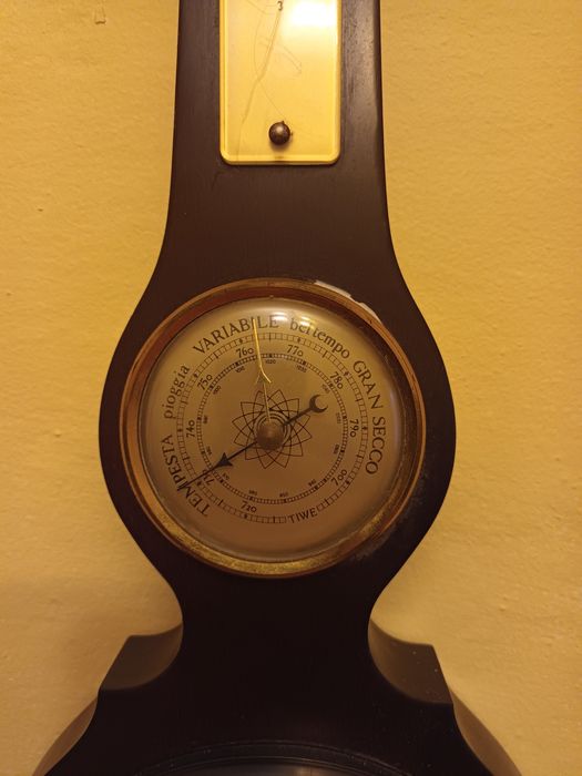 Ceas de perete, în stare buna