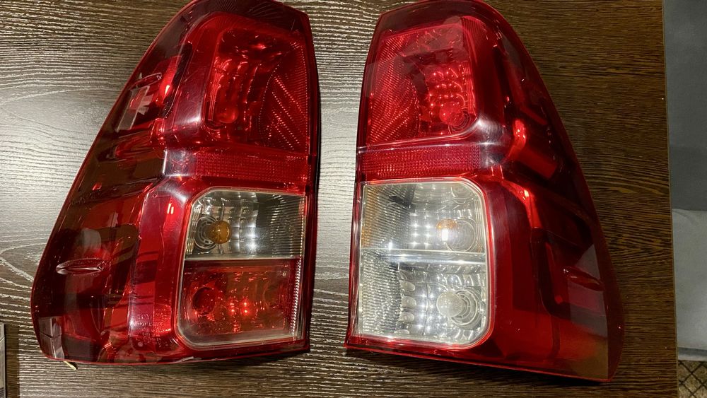 Продам комплект оригинальных фар hilux 8