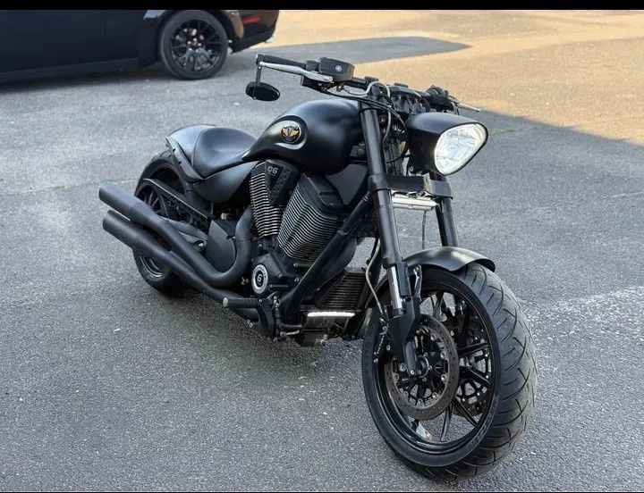 Продавам мотор  Custom