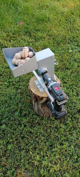 Mașina de spart nuci manuala/la bormasina