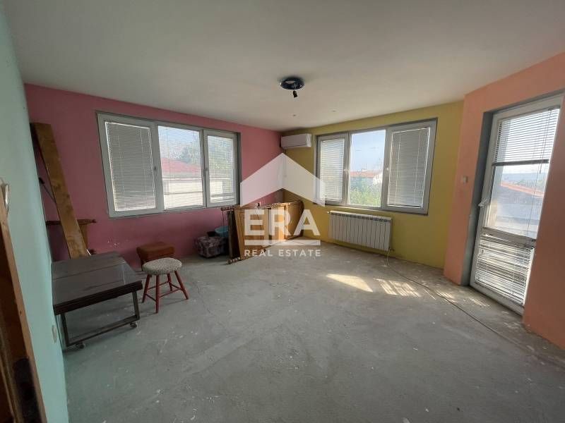 Самостоятелна триетажна къща с четири спални и три бани, с морска пано