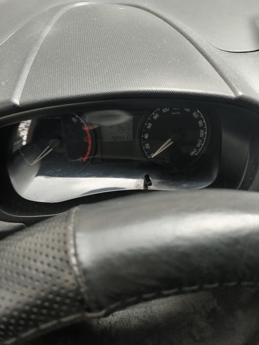 Продавам Шкода Фабиа 1.6 D
