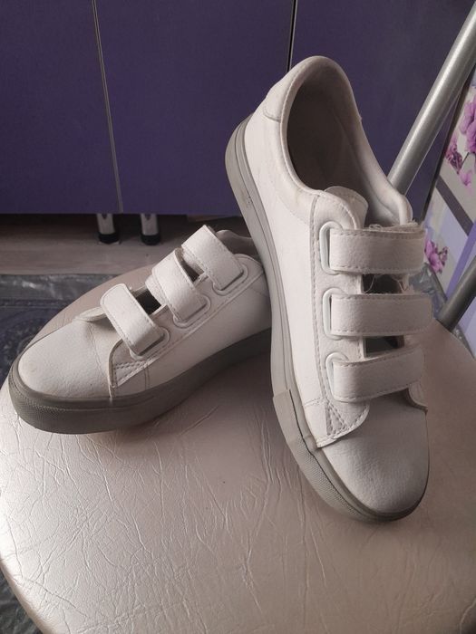 Продам женские кроссовки