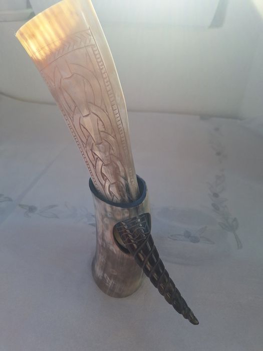 Гравирана чаша от естествен рог