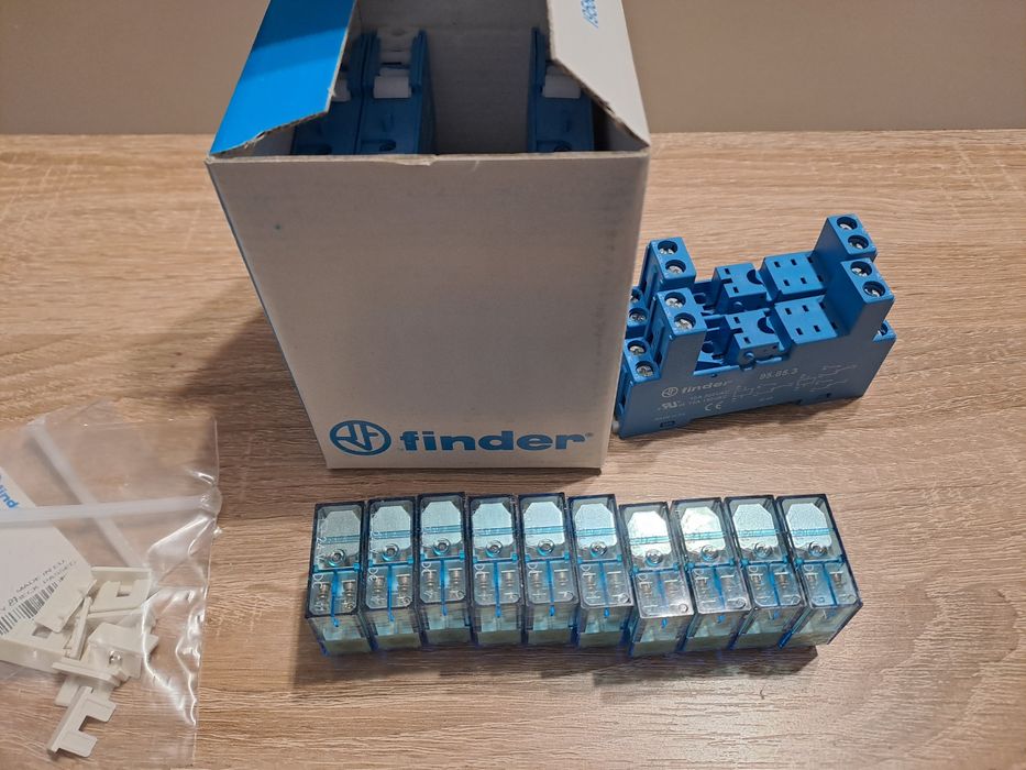 Set 10 bucăți releu Finder la 24VDC cu socluri și accesorii, NOI