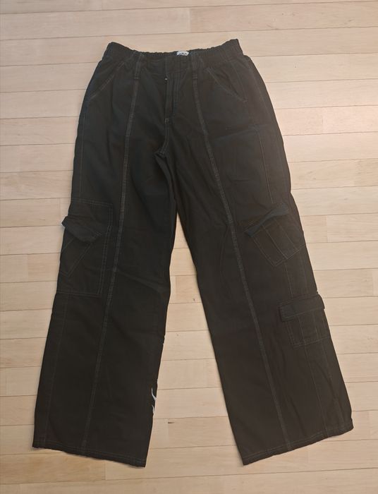 pantaloni cargo urban outfitters cu model cusut