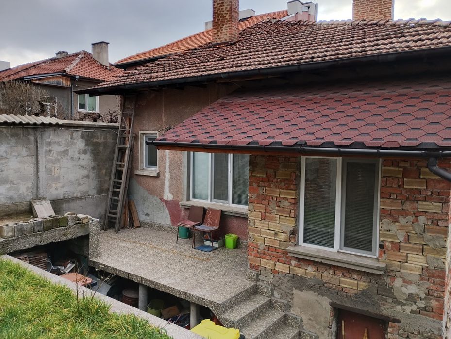 продавам солидна къща с гараж 2 мазета и допълн. къща с алея и веранда