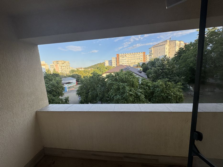 Inchiriez apartament nou  3 camere CUG