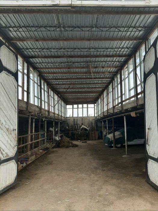 Ишлаб чикариш, турар жойга мослашган бино ери билан сотилади