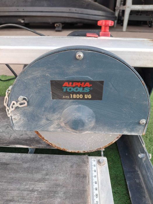 Машина с водно рязане за плочки и камък