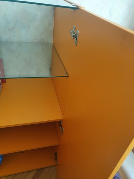 Оранжеви шкаф/витрина