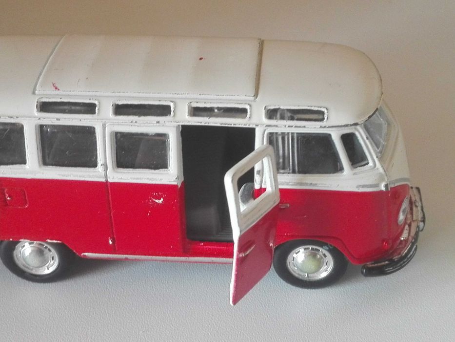 Играчки - колички и моторчета.