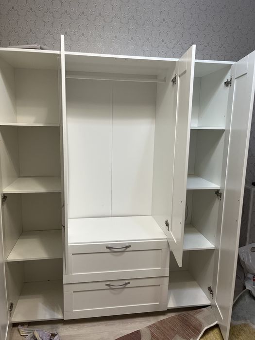 Шкаф белый с зеркалом