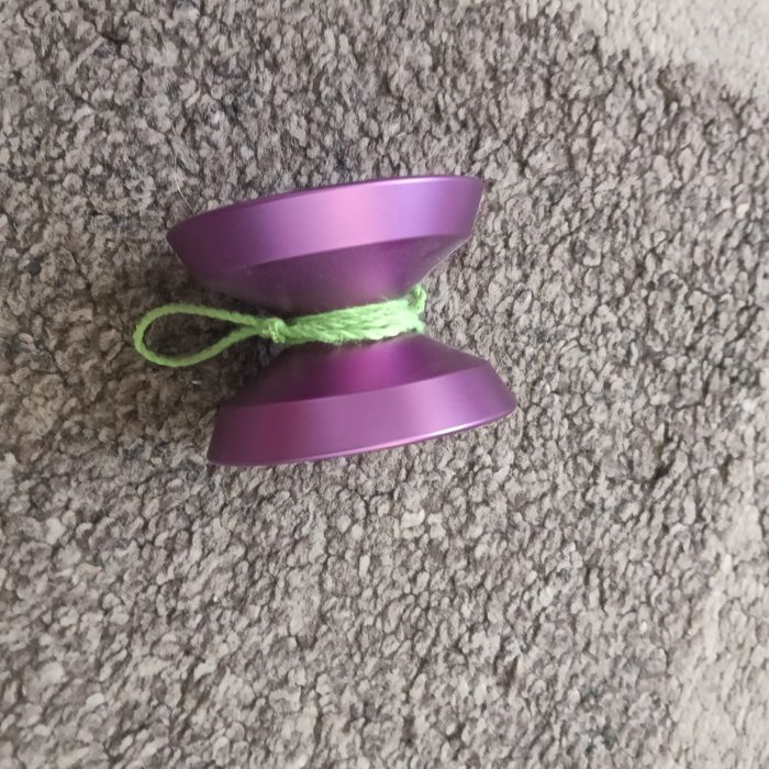 Yoyo mov cu ața verde