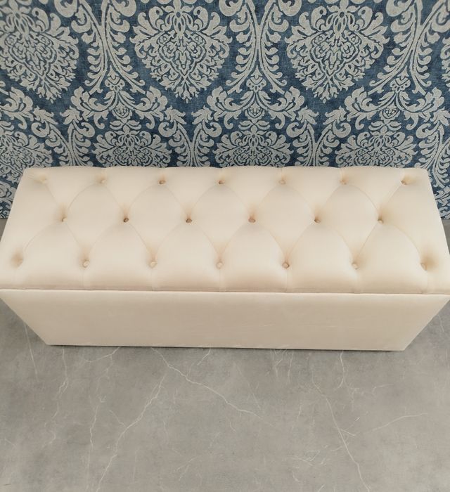 Vând bancheta,Bancuta Chesterfield Catifea crem,(bej spatiu depozitare