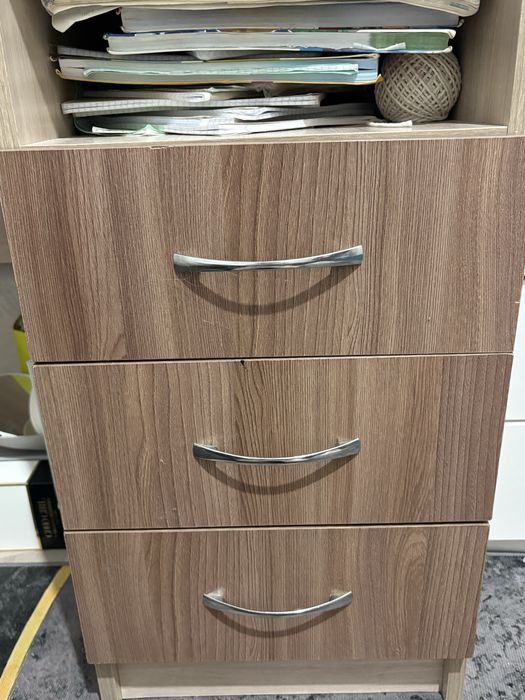 Стол письменный.