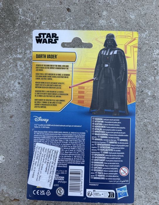 Фигурка на Дарт Вейдър оригинална на Хасбро.